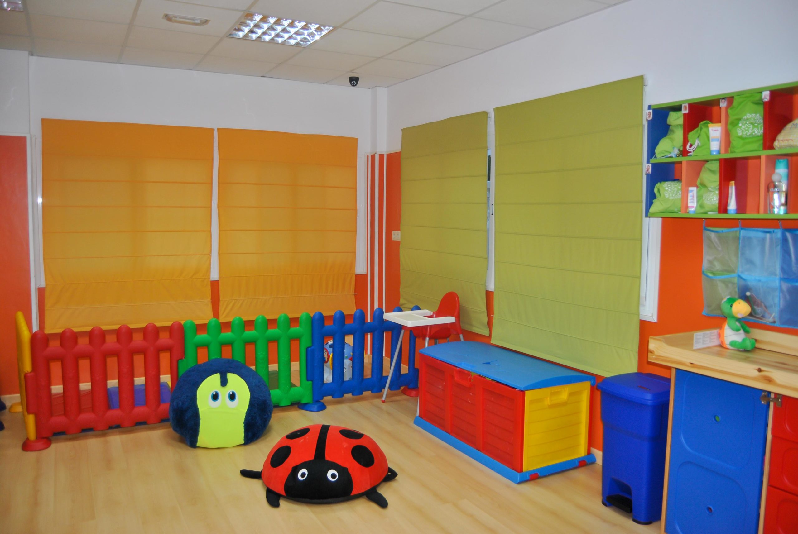 Escuela infantil Burbujas de Colores Clase naranja con mini parque