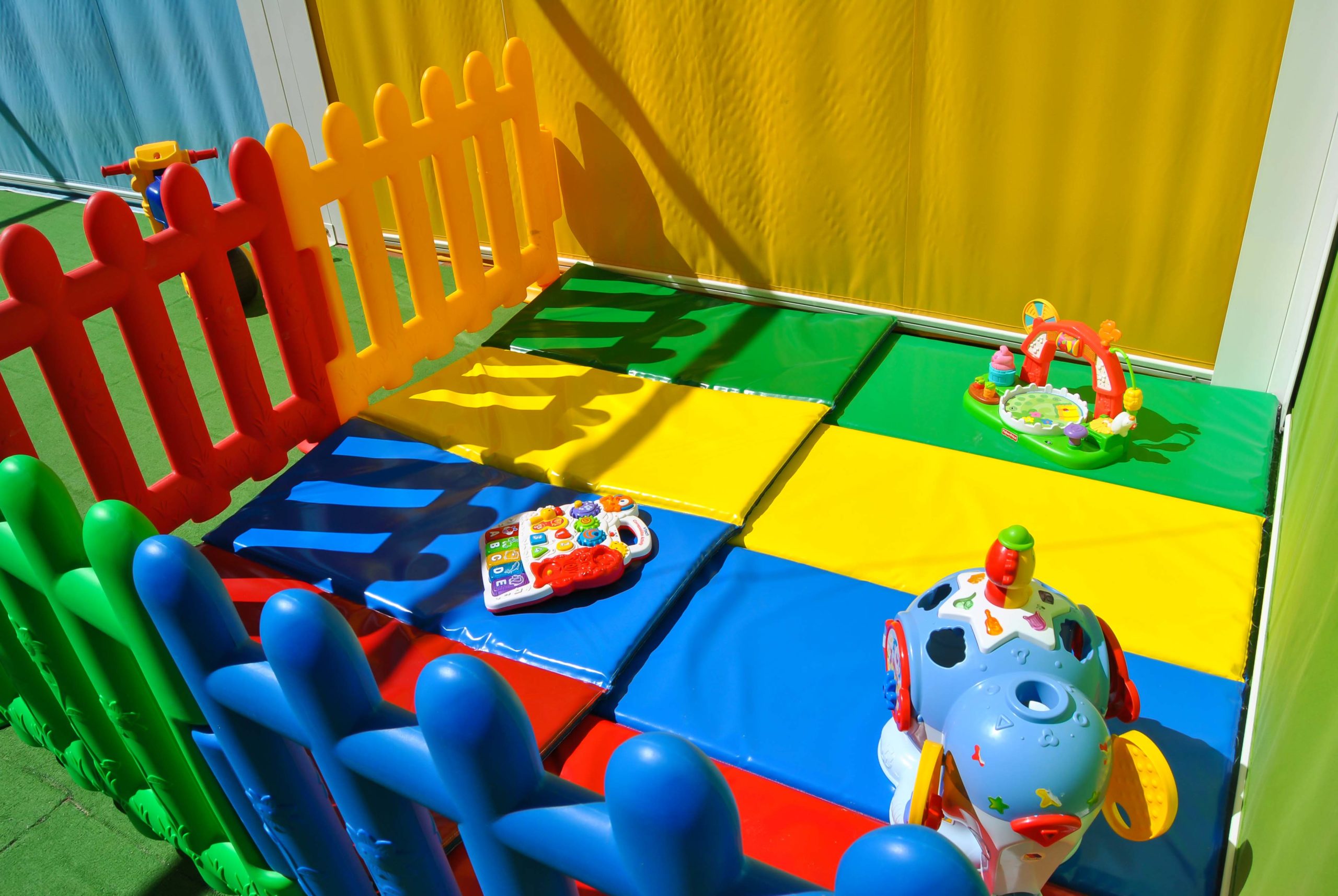 Escuela infantil Burbujas de Colores Mini parque